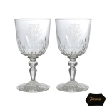 BACCARAT  Par de cálices em cristal translucido francês. Bojo com iniciais entrelaçadas.  Haste modelada e base circular.  . 12 cm.