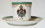 DOM PEDRO II- CASA IMPERIAL BRASIL EIRA. Xícara para café e seu pires, em porcelana francesa pertencente ao Serviço Imperial de D. Pedro II, conhecido como raríssimo "Serviço PII Pequeno". Decoração com Brasão de Armas do Império do Brasil. Borda superior verde esmeralda e friso em filigrana de ouro. Século XIX. Peça de coleção. Peça do mesmo serviço, reproduzida na pág. 214 do livro Louça da Aristocracia no Brasil de Jenny Dreyfus. 6 x 14 cm.