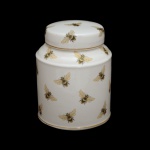 Pote decorativo em porcelana chinesa de alta qualidade, Formato circular e superficie de fundo branco. pintada à mão, exibindo delicadas ilustrações de abelhas que refletem graça e exclusividade. 15 x 12 cm. Peças novas, sem uso.