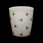 Cachepot decorativo em porcelana chinesa, Formato circular e superficie de fundo branco. pintada à mão, exibindo delicadas ilustrações de abelhas que refletem graça e exclusividade 14 x 15 cm. Peças novas, sem uso.