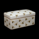 Caixa decorativa em porcelana chinesa de alta qualidade, Formato retangular e superficie de fundo branco. pintada à mão, exibindo delicadas ilustrações de abelhas que refletem graça e exclusividade. 10 x 21 x 11 cm. Peças novas, sem uso.