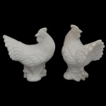 Par de estatuetas na forma de galinhas em cerâmica esmaltada, monocromatica branca. Peças para ambientes como cozinhas e salas de jantar, com decoração rústica ou country, às vezes encontrados como peças "bisque" prontas para pintura manual. 27 x 24 x 14 cm.