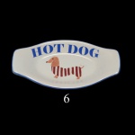 Divertido conjunto de 6 covilhetes oblongos para hot-dog em cerâmica nacional da manufatura Luiz Salvador, Itaipava. São conhecidas por sua estética divertida, inspirada na Pop Art e apresentam ilustrações de cachorros da raça Dachshund (famosos salsichinhas. 5 x 24 x 12 cm,