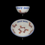 Divertido conjunto para hot-dog em cerâmica nacional da manufatura Luiz Salvador, Itaipava. São conhecidas por sua estética divertida, inspirada na Pop Art e apresentam ilustrações de cachorros da raça Dachshund (famosos salsichinhas. Composto por 1 grande centro de mesa (7 x 30 cm) e 2 bowls para molho (9 x 16 cm)