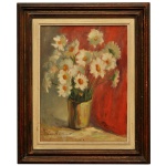 LECY BONFIM  Vaso com flores brancas contra um fundo vermelho vibrante. Ass cie. 40 x 30 cm (MI). 54 x 44 cm (ME).