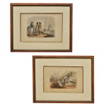 Artista Viajante  Capitão GABRIEL PIERRE LLAFOND -  Îles Marianne e Archipel de Holo representando cenas de costumes coloniais. 17 x 23 cm (MI). 28 x 35 cm (ME). A obra superior mostra oficiais franceses, incluindo figuras emblemáticas uniformizadas, em diálogo estratégico com as pirâmides e acampamentos militares ao fundo. A obra inferior retrata uma cena de batalha dinâmica ou movimentação de tropas com oficiais a cavalo durante a mesma expedição militar.