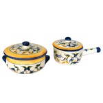 Conjunto de duas pequenas panelas decorativas em cerâmica artesanal com acabamento vitrificado brilhante. Umas delas no formato de caçarola com cabo cilíndrico. Tampas com pega redonda e detalhes em azul cobalto nas bordas. Pintura minuciosa com ramos e arabescos característicos do estilo toscano. Manufatura nacional Luiz Salvador, Itaipava. 10 x 18 cm e 10 x 20 cm.