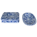 Conjunto de 2 saboneteiras em cerâmica artesanal com ornamentação clássica em azul sobre branco, com padronagens florais e galhos intrincados em toda a sua extensão. Manufatura nacional Luiz Salvador, Itaipava. 4 x 12 x 10 cm (oval). 2 x 14 x 9 cm (retangular).