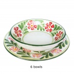 Conjunto de 6 bowls com seus presentoir em cerâmica artesanal da manufatura nacional Luiz Salvador, Itaipava. design Algarve. Apresenta decoração caracterizado por sua icônica e atemporal estampa floral pintada à mão com ramos verdes e flores vermelhas. Essa linha é amplamente apreciada na cutelaria artística e decoração de mesa posta, seguindo as ricas tradições artesanais que remetem à flora ibérica. 21 cm (presentoir). 4 x 17 cm (bowls).