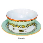 Conjunto de seis bowls com seus presentoirs em cerâmica artesanal da manufatura nacional Luiz Salvador, Itaipava. Apresenta um arranjo floral clássico em tons de rosa, azul e amarelo, cercado por pequenas borboletas e insetos polinizadores.Rica guirlanda circular composta por ramos de limões amarelos maduros, folhas verdes e flores de laranjeira. A aba externa exibe um padrão geométrico em tom verde-claro texturizado, finalizado com um delicado filete dourado na borda. Peças novas, sem uso. 8 x 16 cm (bowls). 21 cm (presentoir).