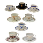 Conjunto de oito xícaras para café com pires em porcelana nacional, sendo:  A) Três comemorativas de manufaturas diferenciadas. Faculdade de Direito de São Bernardo do Campo, Banco da América Sociedade Anônima e Caixa Econômica Federal. Xícaras (6 cm maior / 5 cm menor); pires (10,5 cm). B) Conjunto de cinco xícaras para café com pires de manufaturas diferenciadas. Xícaras (6 cm maior / 4 cm menor); pires (11 cm).