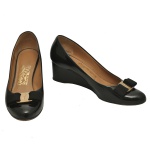 SALVATORE FERRAGAMO  Sapato scarpin modelo Sissi em couro preto com salto Anabela e laço Vara característico da marca. Made in Italy.