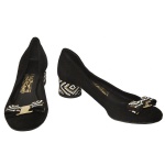 SALVATORE FERRAGAMO  Sapato de camurça preto modelo Eva Mosaic em laça Vara característico na marca e salto bloco decorado com padrão mosaico.