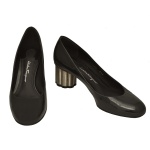 SALVATORE FERRAGAMO  Sapato scarpin em verniz preto modelo Lucca com salto bloco metálico em formato de flor.