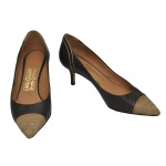 SALVATORE FERRAGAMO  Sapato em couro preto texturizado com ponta dourada.