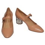 SALVATORE FERRAGAMO  Sapato em couro envernizado bege modelo Ortensia com salto  de cristal em forma de flor.