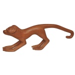 ANTÔNIO JULIÃO  Escultura em madeira representando Macaco. Entalhes a mão com acabamento encerado. Assinado. 15 x 44 x 7 cm. Renomado artesão de Prados, Minas Gerais.