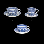 Conjunto de 8 xícaras com seus pires em louça inglesa no padrão Blue Willow. Apresenta decoração em esmalte de tom azul cobalto sobre fundo branco no padrão conhecido como Pombinhos.  Marcas das manufaturas no verso . Constando de 6 xícaras para chá (6 x 11 cm / 15 cm) e 2 xícaras para café (6 x 9 cm / 10 cm).