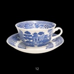 Conjunto de 12 xícaras com seus pires em louça inglesa no padrão Blue Willow. Apresenta decoração em esmalte de tom azul cobalto sobre fundo branco no padrão conhecido como Pombinhos.  Marcas das manufaturas no verso. 6 x 11 cm / 14 cm.