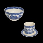 Lote constando de 2 peças em louça inglesa no padrão Blue Willow. Apresenta decoração em esmalte de tom azul cobalto sobre fundo branco no padrão conhecido como Pombinhos.  Sendo: 1 açucareiro com seu presentoir 10 x 14 cm e um 1 bowl circular (7 x 14 cm)  Marcas das manufaturas no verso.