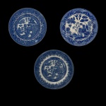 Conjunto de 9 pratos para sobremesa em louça inglesa no padrão Blue Willow. Apresenta decoração em esmalte de tom azul cobalto sobre fundo branco no padrão conhecido como Pombinhos. Marcas das manufaturas no verso. 18 cm (7 pratos) e 16 cm / 2 pratos sendo um com bicado)