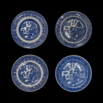 Lote constando de 16 pequenos pratos (pires) em louça inglesa no padrão Blue Willow. Apresenta decoração em esmalte de tom azul cobalto sobre fundo branco no padrão conhecido como Pombinhos. Marcas das manufaturas no verso  14 cm e 16 cm