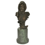 GEORGES VAN DER STRAETEN (Gantem Bélgica, 1856 -1941) - Busto de uma Jovem Moça sorridente com um Lenço na Cabeça. Escultura em bronze. Pedestal em mármore rajado verde apoiado em borda saliente com degrau. Assinado. 18 x 10 cm (escultura). 30 x 10 cm MT