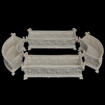 Jardinière em biscuit francês de estilo neoclássico. Tradicionalmente utilizados como centros de mesa aristocráticos, esses vasos modulares (compostos por seções retas e curvas) servem para criar arranjos florais baixos ao longo de mesas de jantar formais. As peças são decoradas com relevos clássicos e cantos ornamentados com cabeças de carneiro e guirlandas. 7 x 24 x 8 cm / 7 x 21 x 7 cm.
