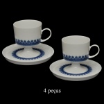 ROSENTHAL, Coleção Diadem - Conjunto de 4 xícaras com pês alto e seu pires. Apresenta faixa geométrica azul cobalto sob o vidrado que lembra delicados flocos de neve sobre a porcelana branca brilhante. O grande diferencial estético está na xícara suspensa sobre um pedestal cilíndrico central elevado. 7 x 8 cm (xícara).11 cm (pires).