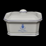Pote com tampa em cerâmica vintage de formato retangular. Peça comemorativa criada em 1982 para comemorar o 75º. Aniversário do Hotel Ritz Paris. Apresenta o logotipo IP e a inscrição 75th Anniversary. 7 x 17 x 13 cm.