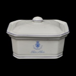 Pote com tampa em cerâmica vintage de formato retangular. Peça comemorativa criada em 1982 para comemorar o 75º. Aniversário do Hotel Ritz em Paris. Apresenta o logotipo IP e a inscrição 75th Anniversary. 7 x 17 x 13 cm.
