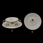 Conjunto de 6 taças para consomé com seus pires e prato para pão em porcelana alemã pertencente à coleção Shadow Rose da manufatura Rosenthal. Caracteriza-se pela ilustração central de uma rosa em tons de marrom  com suas folhas, transmitindo uma estética clássica e minimalista. Possui um elegante friso dourado em toda a borda. 6 x 17 x 12 cm (taças p/ consomê). 8 cm (pires). prato p/ pão 15 cm.