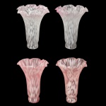 Conjunto de 4 tulipas em vidro artístico frequentemente usadas como cúpulas de reposição para luminárias tipo "lírio". Apresentam formato que lembra uma flor desabrochando com bordas onduladas, sendo 2 de cor leitosa e 2 de cor rosa.