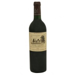 Vinho tinto francês Château Cantemerle da safra de 1989, proveniente da denominação Haut-Médoc em Bordeau. Grand Cru Classé de 1855, especificamente classificado como um Cinquième Grand Cru Classé (Quinto Crescimento). A mistura típica deste vinho inclui uvas Cabernet Sauvignon, Merlot e Petit Verdot.