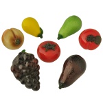 Coleção de  7 frutas em vidro artístico de Murando, constando: uva (14 x 9 cm), abobrinha (13 x 7 cm), berinjela (13 x 7 cm) e 3 tomates (7 x 8 cm).