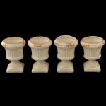 Conjunto com 4 vasos em cerâmica de estilo romano. Apresentam um design clássico com bordas detalhadas e base quadrada.13 x 9 cm.