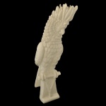 Escultura decorativa de cacatua, um item clássico muito utilizado na decoração de interiores.  Essas peças são Representação detalhada de uma cacatua com sua crista característica levantada, pousada sobre uma base que simula um tronco de árvore ou pedestal geométrico. 48 x 14 x 11 cm.
