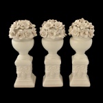 Conjunto de 3 vasos decorativos de cerâmica com topos florais. Apresentam bases em estilo neoclássico. Falta flores e uma flor está quebrada. 19 x 8 cm.