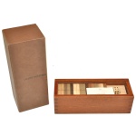 LOUIS VUITTON - Jogo Jenga em madeira acondicionado em estojo original colecionável da Louis Vuitton. armazena o estojo de madeira contendo os blocos de Jenga feitos de diferentes tonalidades de madeira e dados decorativos. O conjunto é frequentemente oferecido como um presente VIP altamente exclusivo ou item de edição limitada para colecionadores da marca. 8 x 21 x 9 cm.