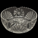 Saladeira em cristal, de estilo Bohemia com lapidações de motivos florais e padrão "pinwheel". Apresenta cortes profundos e brilhantes, típicos de itens de decoração vintage ou de alto padrão. Bordas recortadas e serrilhadas, conferindo um design elegante e decorativo à peça. 9 x 22 cm.