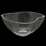 Centro de mesa em cristal da Bohemia, modelo Smile. Apresenta um design curvo e transparente, 13 x 29 x 19 cm.