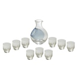 Conjunto de garrafa de saquê de vidro com bolso para gelo (conhecida tradicionalmente como tokkuri), projetada especificamente para servir a bebida bem gelada. A cavidade interna azul serve para colocar cubos de gelo. Esse design inteligente resfria o saquê rapidamente e mantém a temperatura sem diluir ou alterar o sabor original da bebida. O conjunto acompanha 9 copos de dose transparentes (ochoko). 12 x 9 cm (garrafa). 5 x 4 cm (copo)