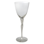 Taça em cristal, modelo Rhythm. Possui um design fluido e retorcido com efeito jateado/fosco que confere aderência e sofisticação tátil. Corpo transparente em formato tulipa aberta que valoriza a coloração e os aromas da bebida. Este modelo clássico e atemporal destaca-se por sua elegância discreta e refinada, sendo uma escolha muito apreciada por colecionadores de louças finas. 24 cm.