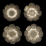 Conjunto de 4 porta garrafa de metal espessurado a prata. No formato de flor de lótus, apresentando detalhes trabalhados em relevo. Bordas recortadas, volutas, motivos rocailles. 2 x 11 cm.