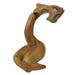Escultura em metal dourado apresentando formas orgânicas