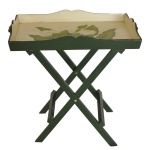 Mesa auxiliar apresentando uma bandeja em madeira de formato retangular na cor verde com pintura floral e base dobrável em madeira na forma de X. 62 x 63 x 43 cm.