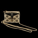 DKNY - Bolsa modelo Thomasina Micro Crossbody com Porta-Cartões com clássico padrão de monogramas da marca com detalhes em couro preto e ferragens douradas. 68 x 12 x 5 cm (MT) 9 x 12 x 5 cm (bolsa).