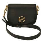MICHAEL KORS  Bolsa modelo Lillie Small feita de couro preto e possui o icônico logotipo "MK" em ferragens douradas. 66 x 20 x 5 cm (MT) 17 x 20 x 5 cm (bolsa).