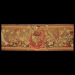 Fragmento de tapeçaria antiga com troféu militar e guirlandas de flores, uma característica decorativa muito comum em peças europeias. Apresenta ao centro um troféu militar clássico composto por um escudo ornamental ou tambor encimado por instrumentos de sopro cruzados e possivelmente armas. Decoração lateral com guirlandas densas de flores e folhagens dispostas horizontalmente com rica variação policromática, em tons terrosos, vermelhos e verdes.145 x 50 cm.
