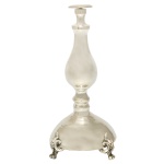 Original peça decorativa em metal espessurado a prata, liso com base semiesférica apoiada em pés rematados em volutas. Haste piriforme apoiada em anelados e rematada por bobeche com borda lisa. 30 x 13 cm.